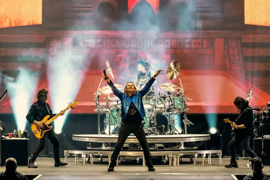 Maná playing live